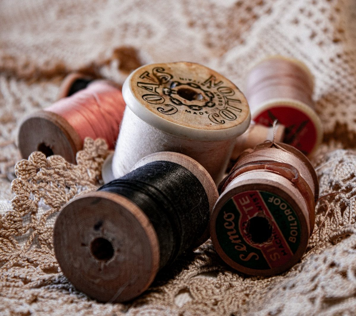 Costura Aranzazu Pamplona - a pile of spools of thread sitting on top of a blanket